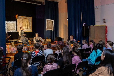 Волонтеры КПЭГ показали в Усть-Луге спектакль «Серебряное копытце»